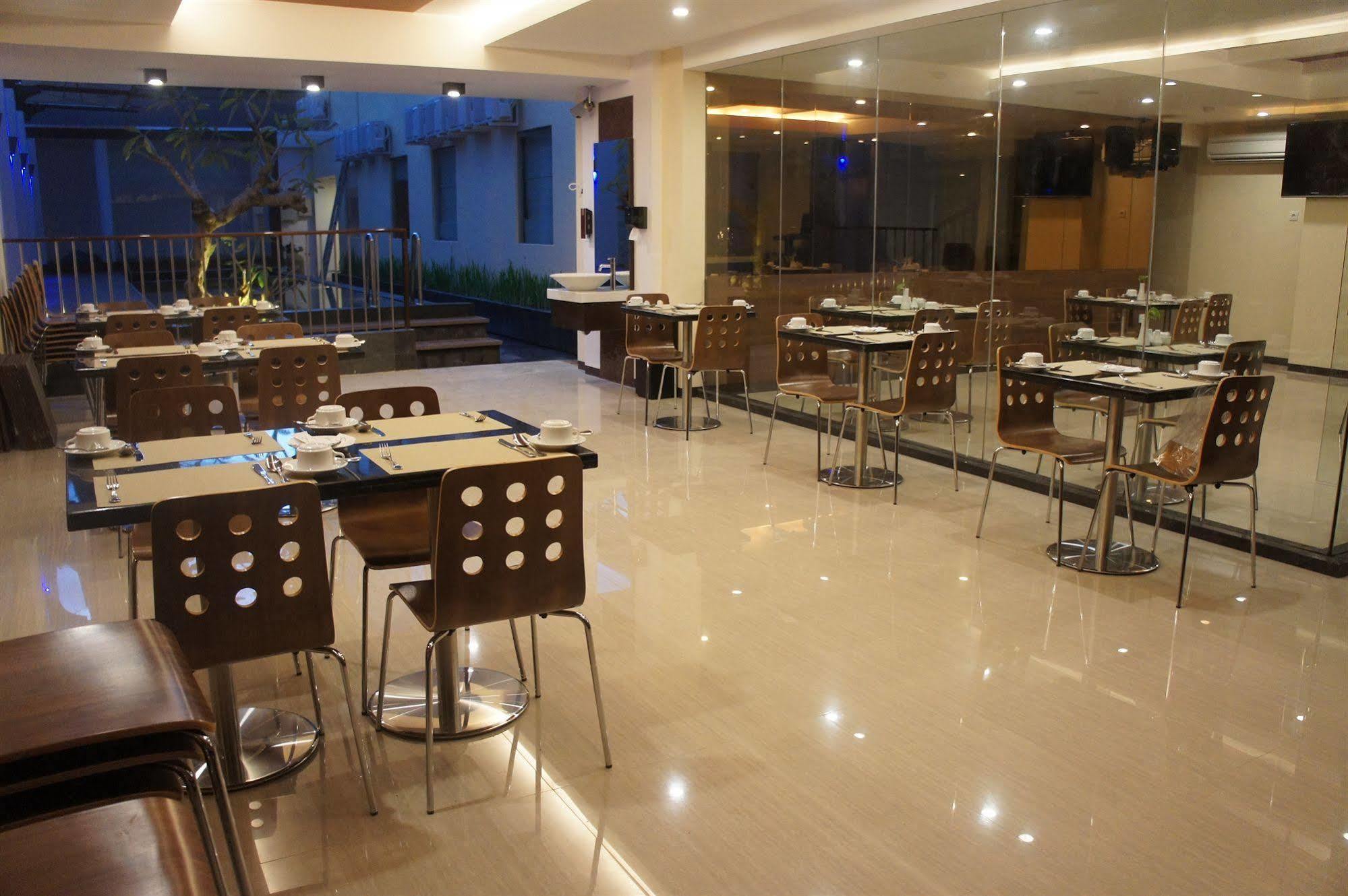 Favor Hotel Makassar City Center By Life Macáçar Exterior foto